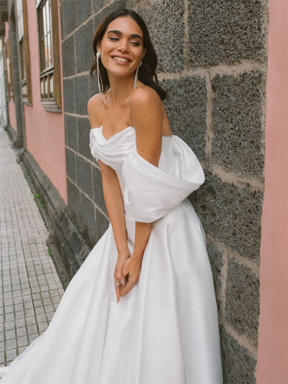 Abiti da sposa a-line in raso Abiti da sposa con spalle scoperte Backless Sweetheart personalizzato Vestido De Noiva Senza maniche Robe De Mariée