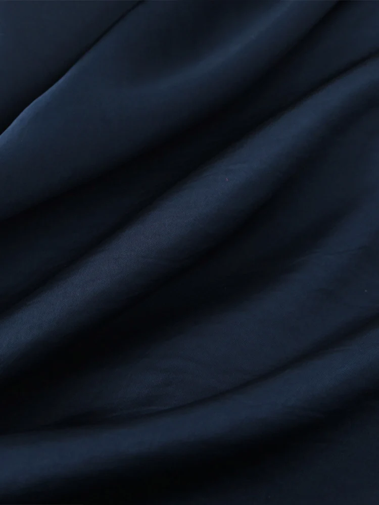 Nueva moda femenina de estilo europeo, vestido largo versátil y elegante de color sólido con cuello en V y tirantes finos con textura satinada de seda.