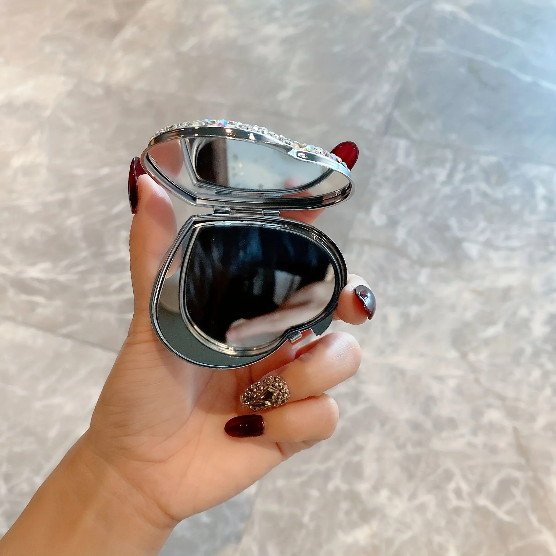 High-Profile Pocket Mirror with Artificially Diamond-Encrusted Heart-Shaped Folding Hd Reversible Mini Touch-Up Mirror