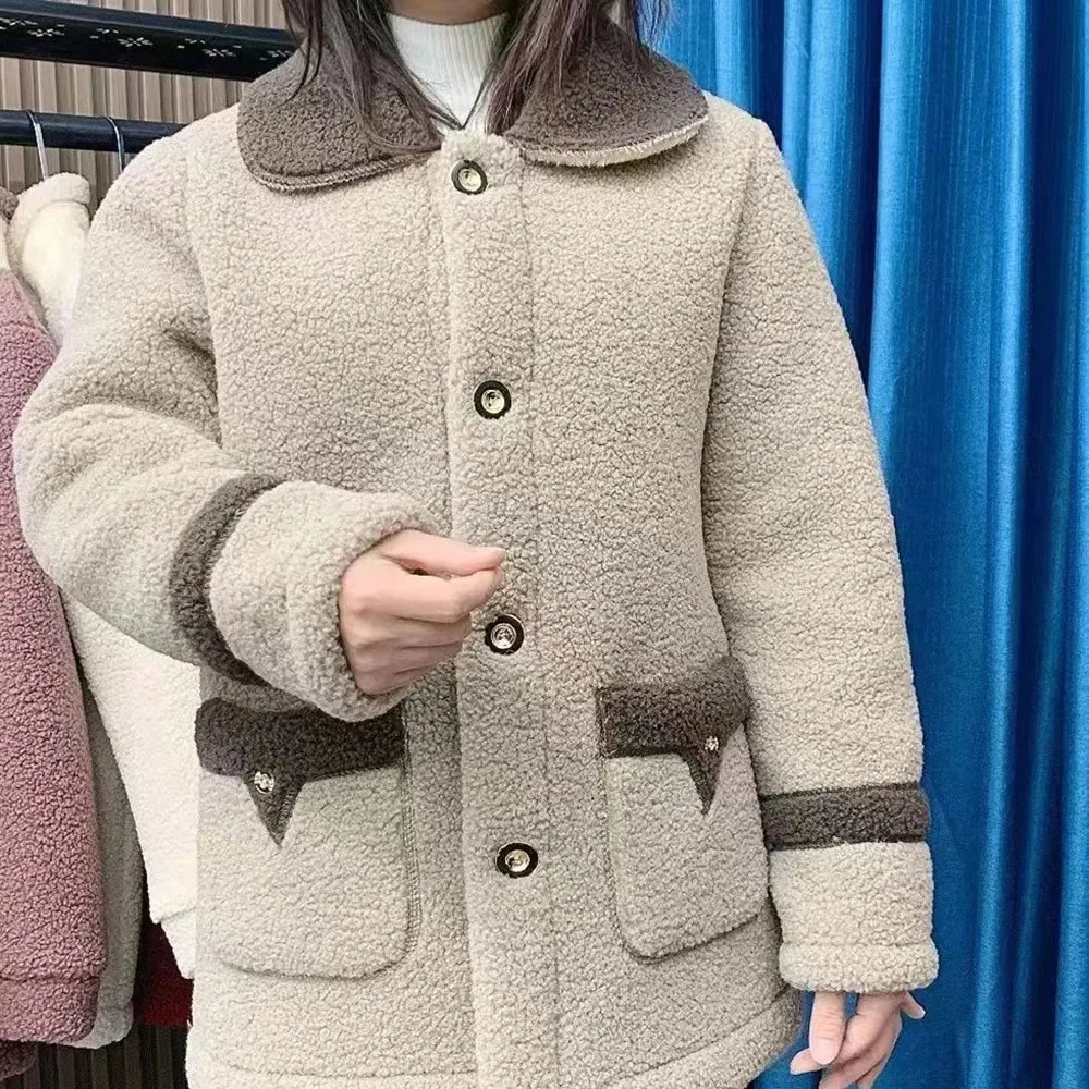 "Splicing" nuovo cappotto in lana d'agnello caldo autunno e inverno madre installato esplosioni all'inizio della primavera moda imitazione cappotto di pelliccia