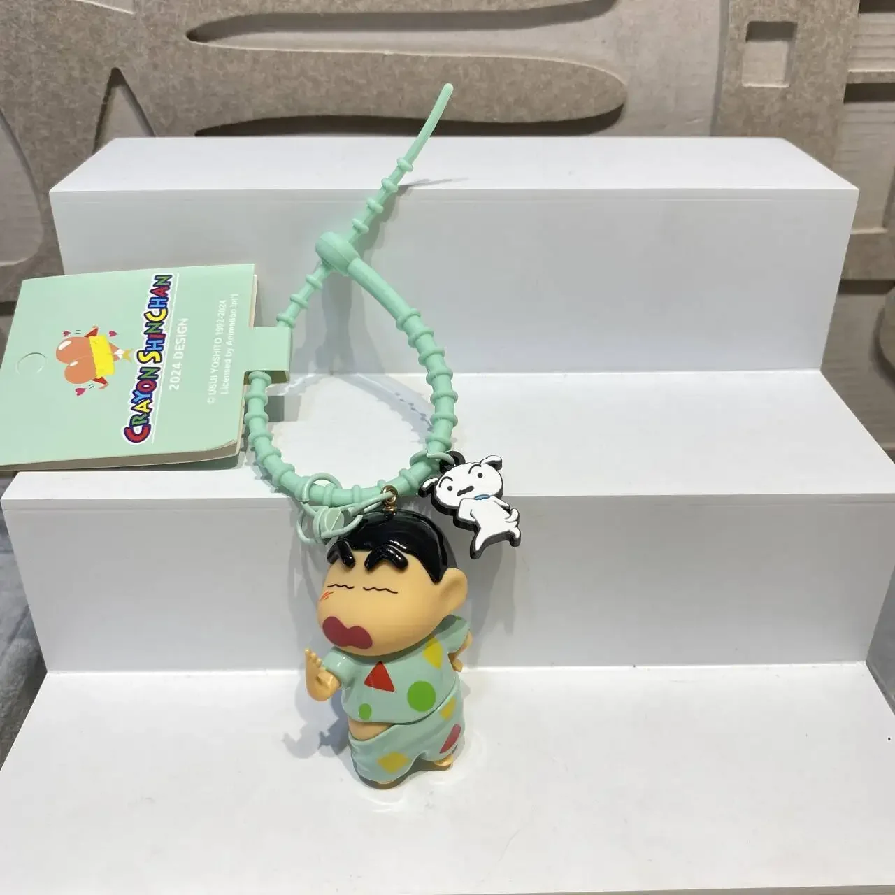 Bandai Crayon Shin-Chan Schlüsselanhänger Anime Figuren Schüchterne und lustige Serie Anhänger Cartoon Auto Schlüsselanhänger Kinderspielzeug Fans Geschenk Ornament