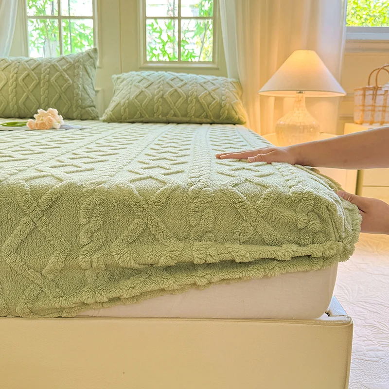 Winter Keep Warm Bed Cover 3D Embossed Velvet Mattress Cover Tafferta Bedsheet Fitted Sheet Thickened Mattress Protector