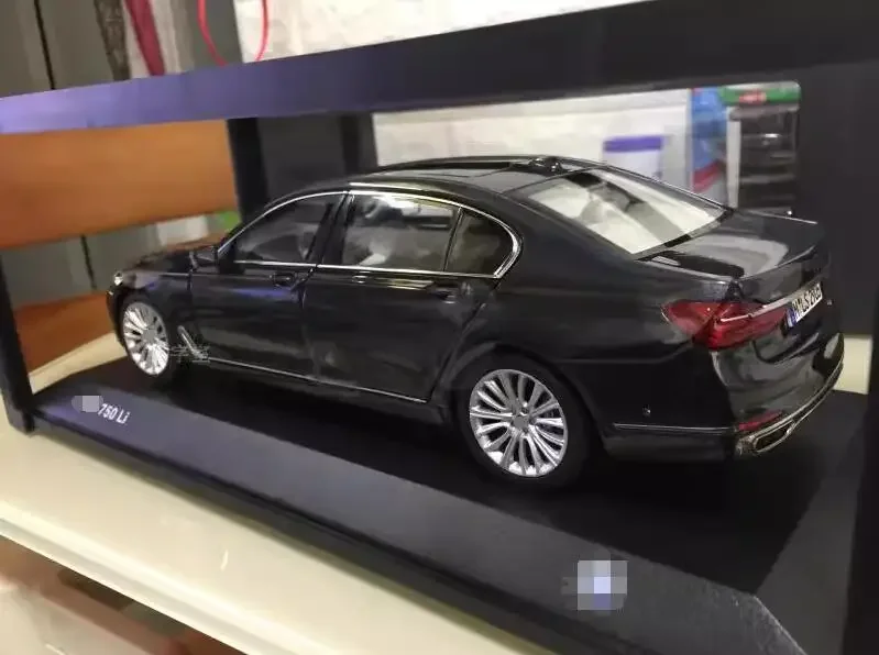 Modelo de coche de juguete fundido a presión para niños, regalos de exhibición de Hobby, adornos de colección, BMW serie 7, 750Li, G12, 1/18, 2017