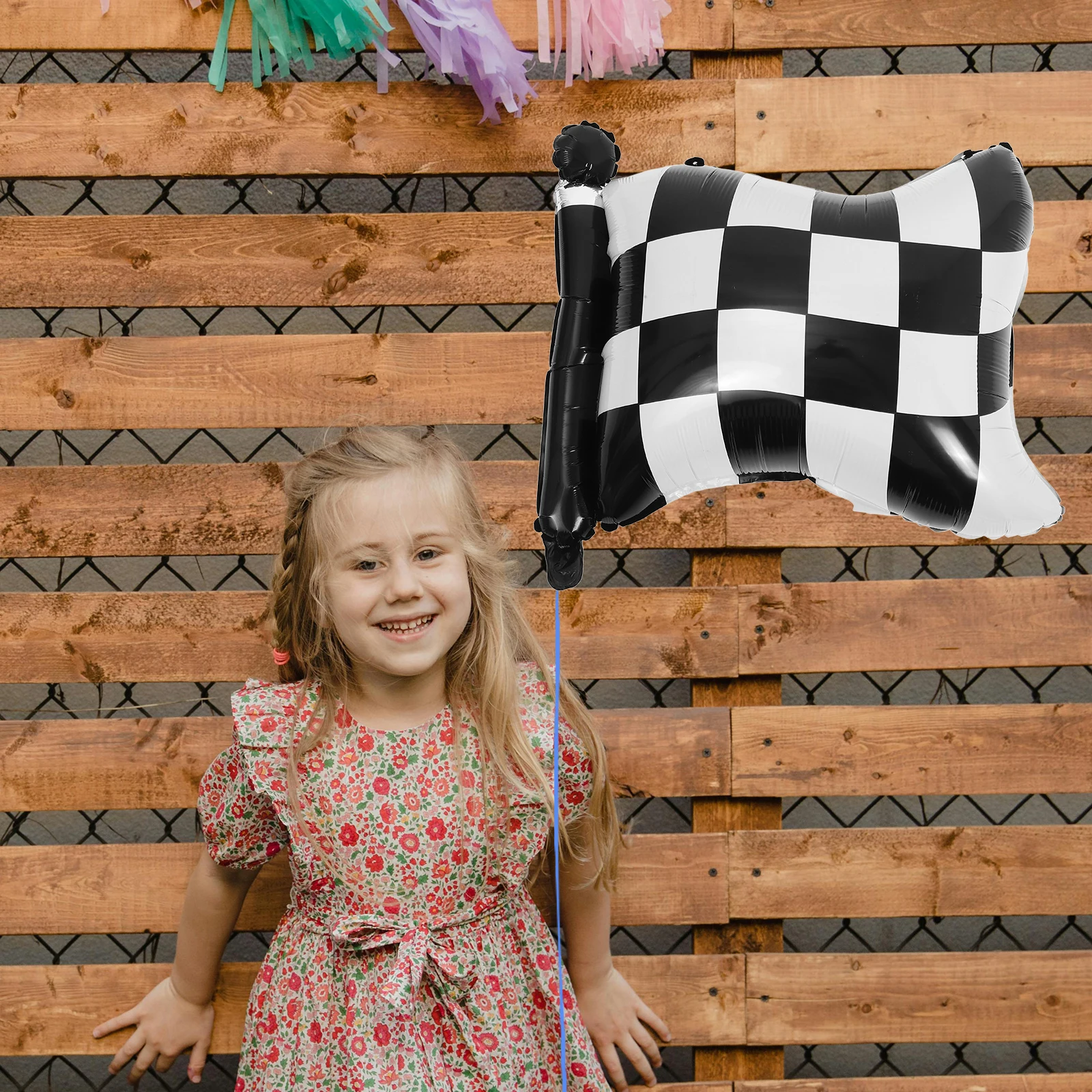 

4pcs Racing Flag Balloons Black White Checkered Party Decoration Inflatable Hanging Ornament Birthday Theme Photo Props