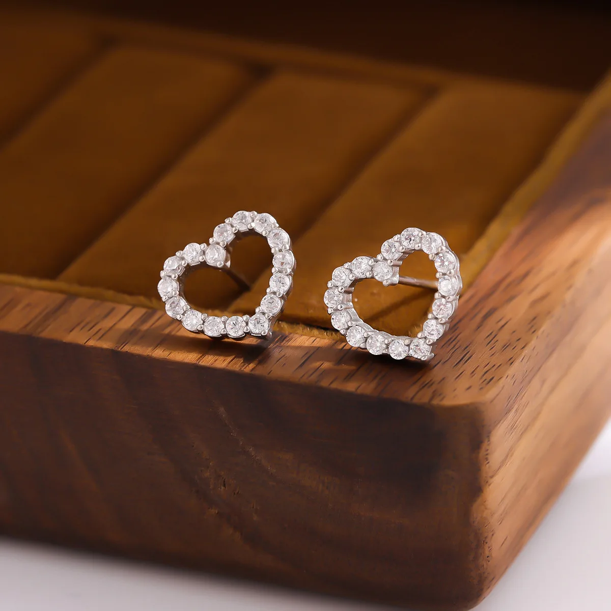 Neuer Modeschmuck 925 Sterling Silber Nicht-Allergene Elegante Einfache Ohrringe mit Herzförmigem Hohlkristall E102