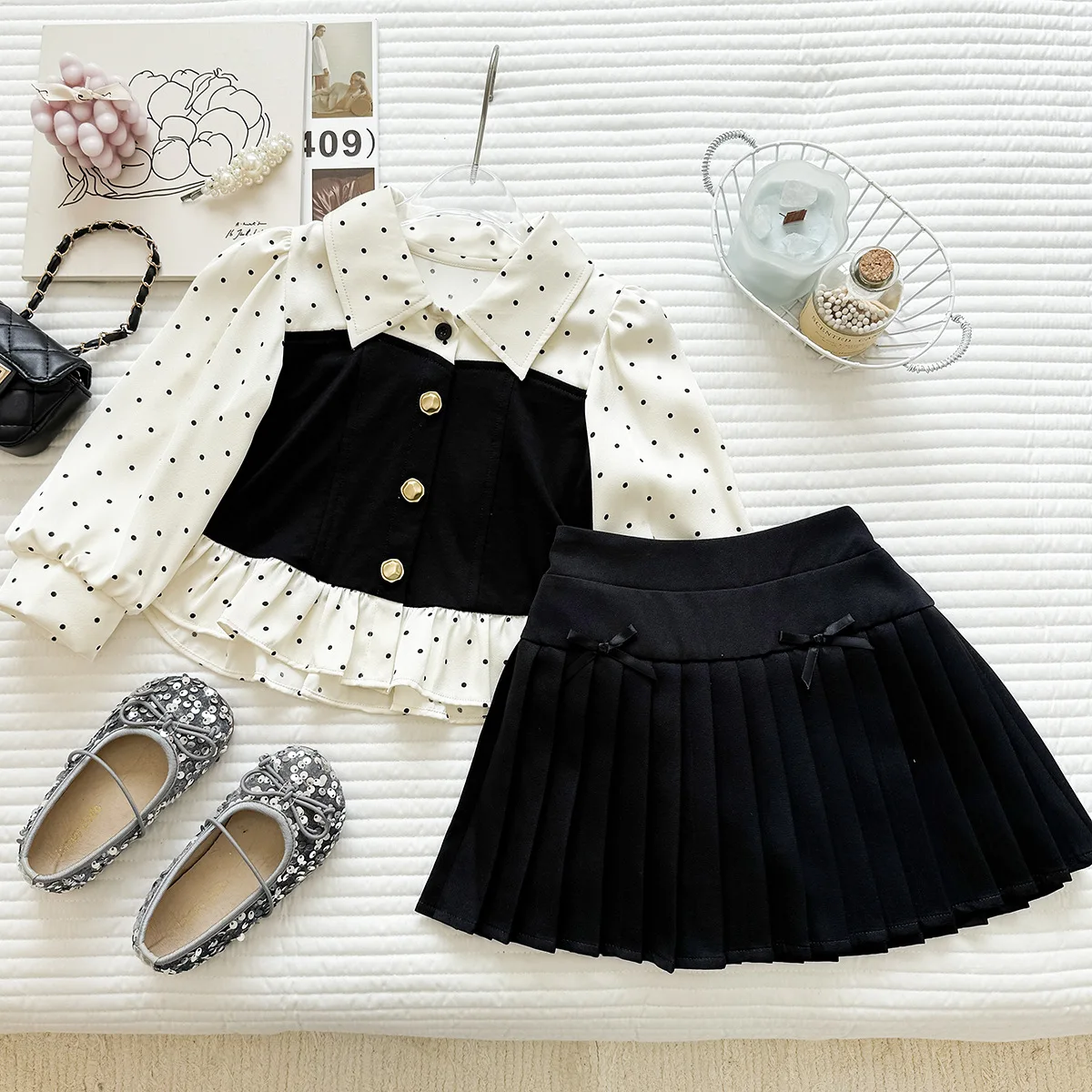 Conjunto de 2 Piezas para Niñas, Primavera 2026, Estilo Francés, Camisa con Puntos y Falda Plisada, Estilo Chanel Elegante