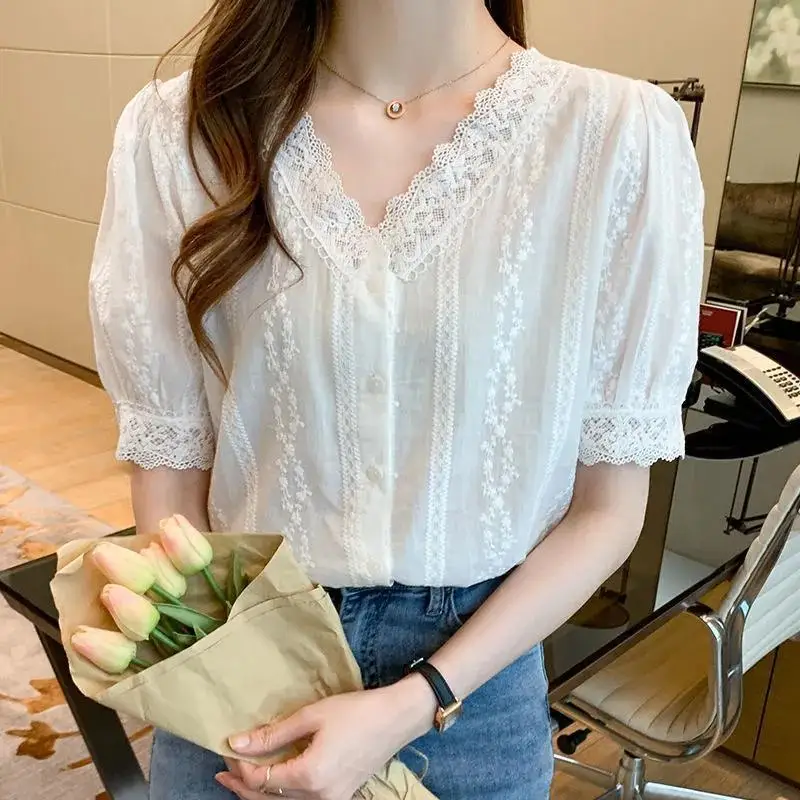 

Новая летняя блузка с кружевной вышивкой и коротким рукавом, V-образным вырезом, универсальным дизайном и модным стилем JJ163