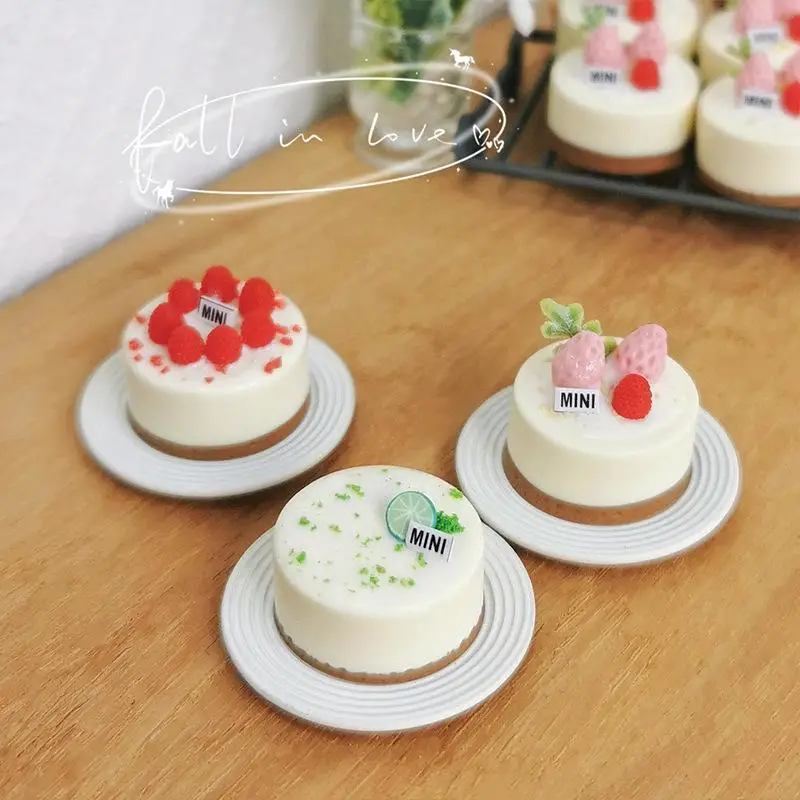 Casa de muñecas en miniatura, arcilla de simulación, pastel de fruta de fresa, Mini modelo de comida para casa de muñecas, accesorios, bonitos juguetes de pastel de panadería, 1 Uds.