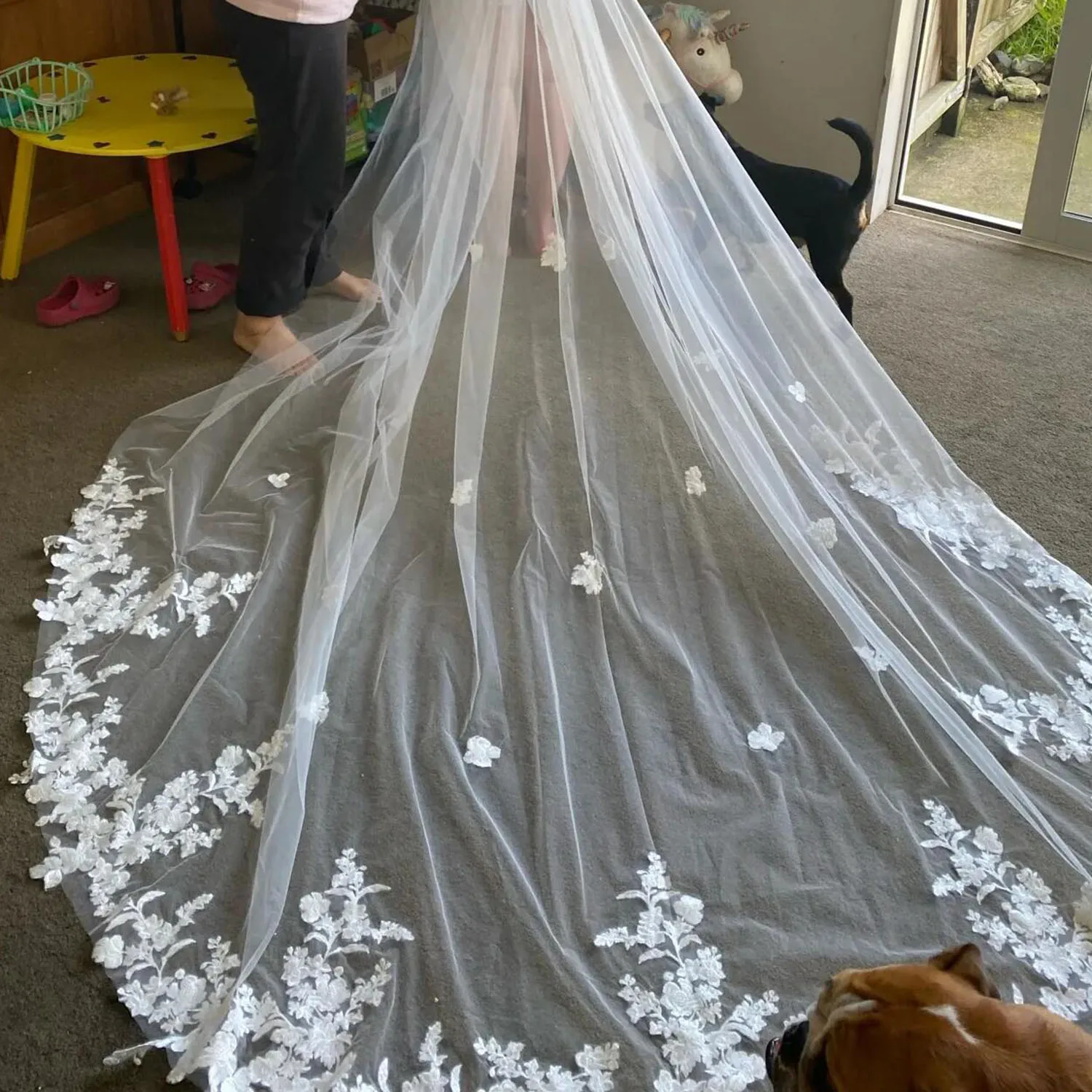 

Customized Single Tier Bridal Veil with Comb 3m/3.5m/4m Long Wedding Veil with Lace Appliques Elegant White/Ivory Veil for Bride