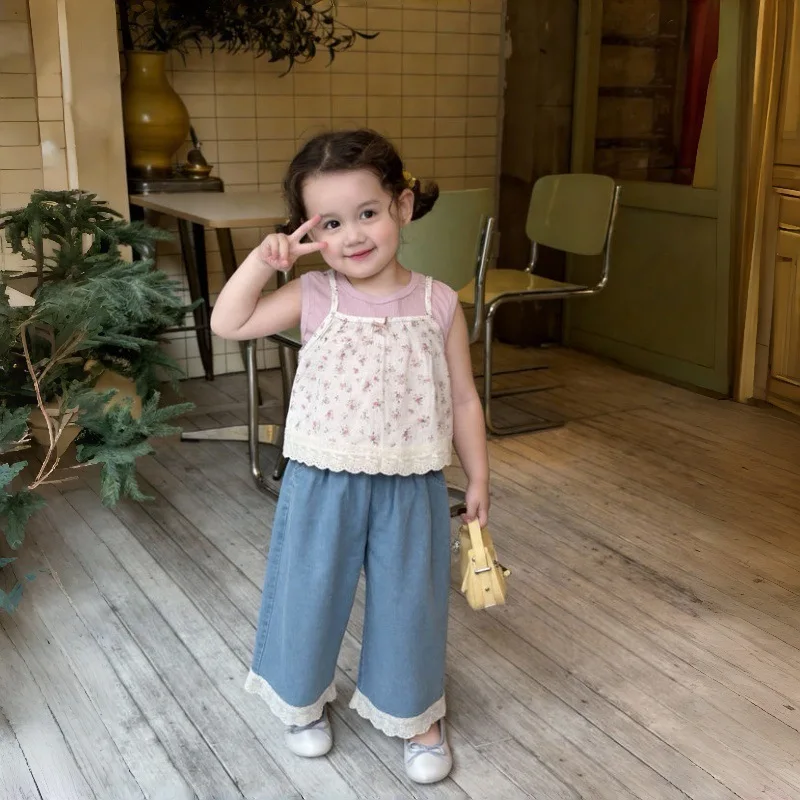 

Летний комплект для девочек: цветочный жилет, футболка с коротким рукавом, джинсовые широкие брюки, набор из трех предметов.