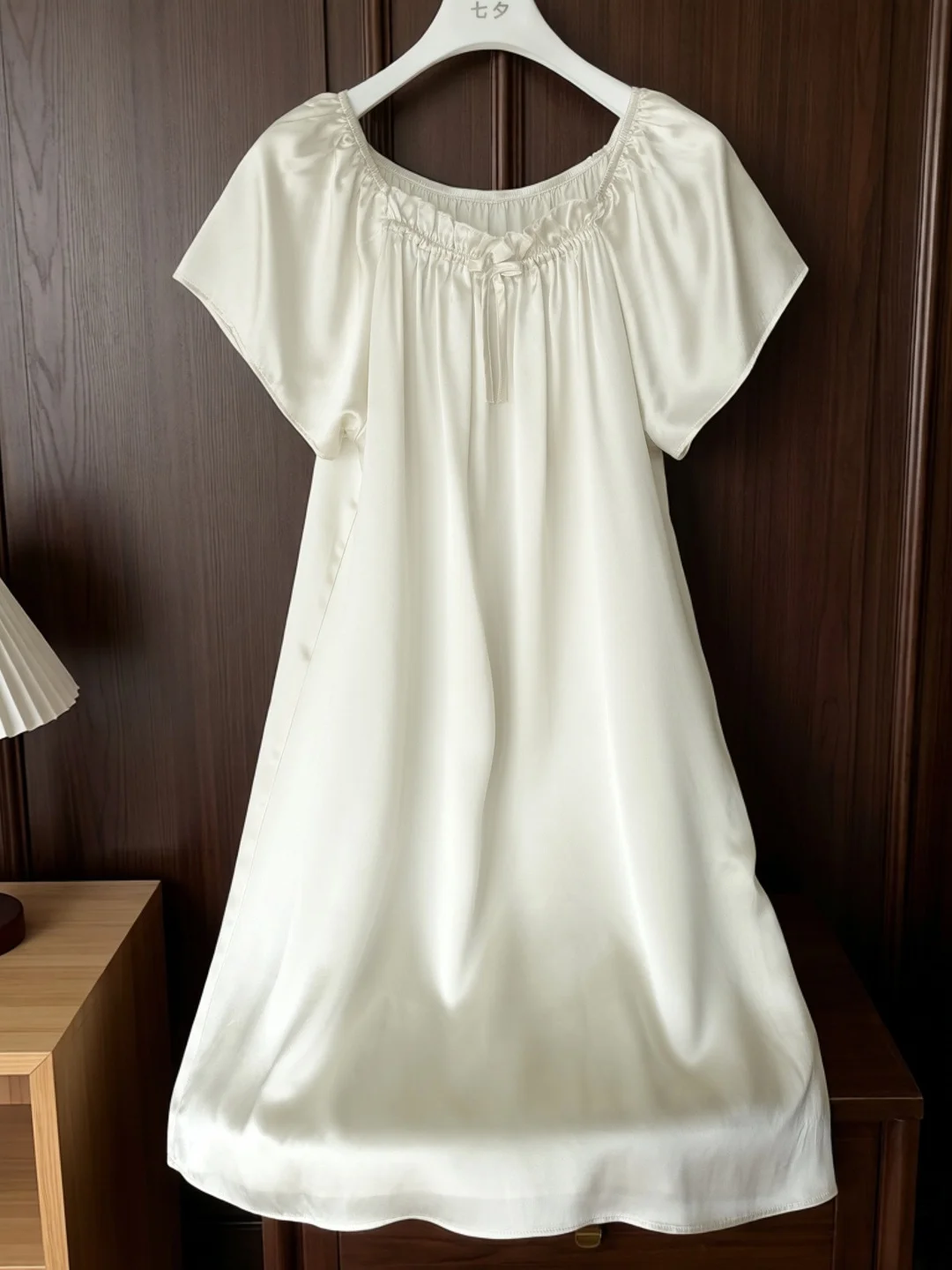 vestido-de-dormir-de-seda-de-manga-corta-para-verano-estilo-holgado-y-comodo-para-el-hogar-color-blanco-luna-estilo-dulce-cuello-redondo-con-nudo