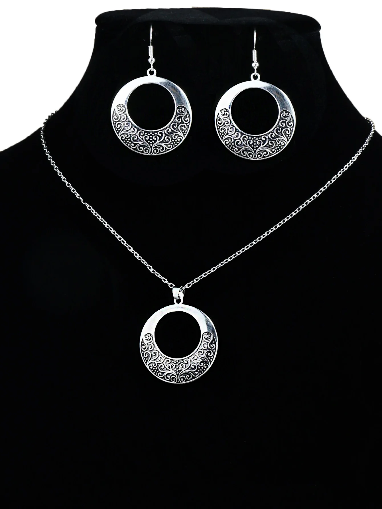 Vintage Ethnic Style Silver Pendant Earrings Necklace Set Round Ring Simple Carved Women's Style Earrings Necklace Combination
