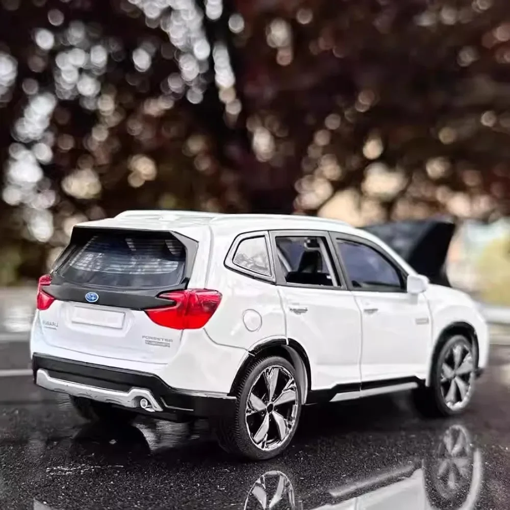 Modèle de voiture Subaru Forester SUV en alliage pour enfants, métal moulé sous pression, modèles de véhicules tout-terrain, simulation, son, lumière, jouets, cadeaux, 1:30