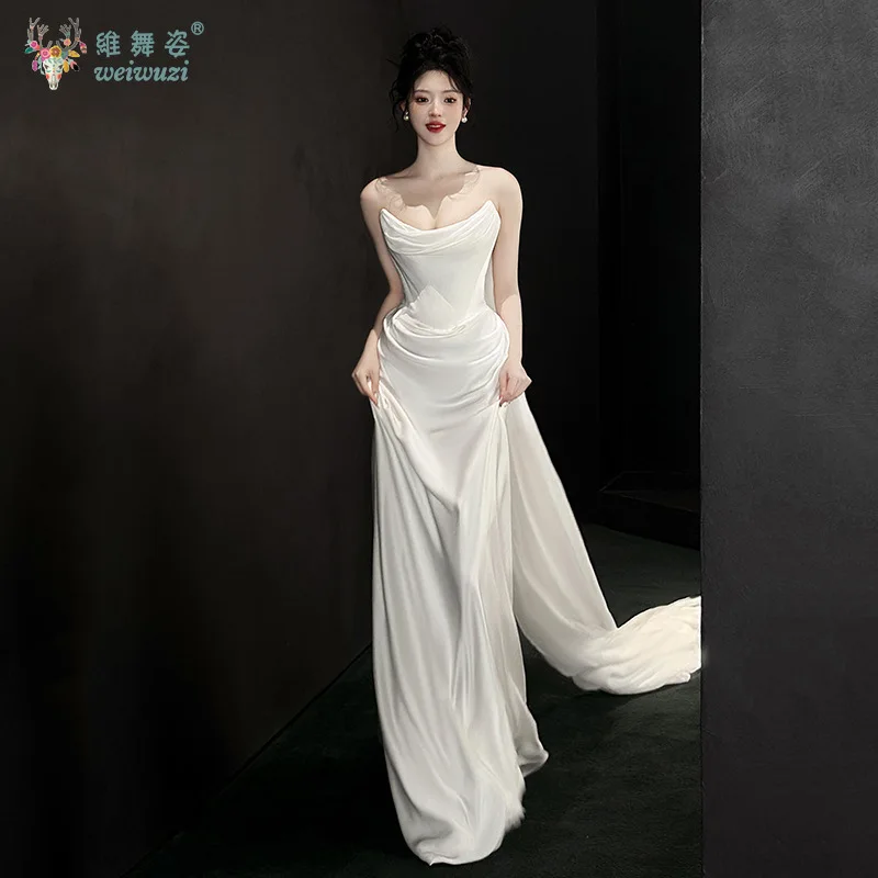 ホワイトサテンストラップレストレーリングシンプルでエレガントな花嫁のウェディングドレスフレンチスタイルの屋外結婚式やフォーマルな機会のドレス