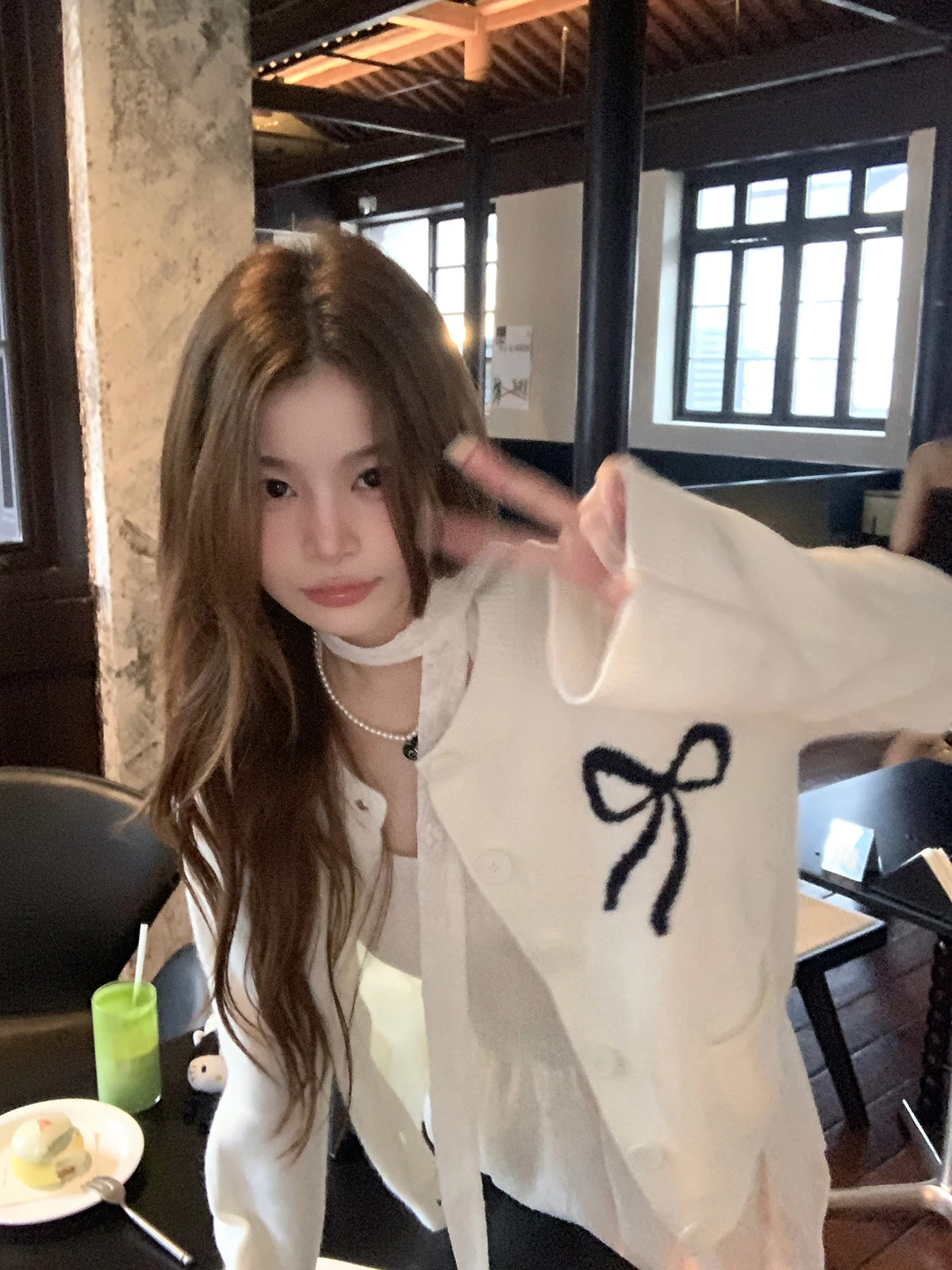 

Белый вязаный свободный женский кардиган Sasaouni: модный и удобный верх для ранней весны