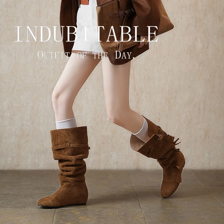 Botas de mujer con flecos, de media caña, de ante, con suela de cuña oculta, punta redonda, de fácil calzado, estilo vaquero retro, informales, cómodas y suaves. Modelo F430.