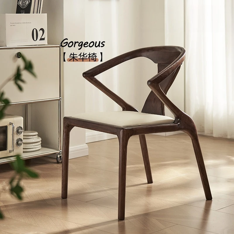 Moderner, minimalistischer Design-Esstisch mit Rückenlehne und Schmetterlingsstuhl