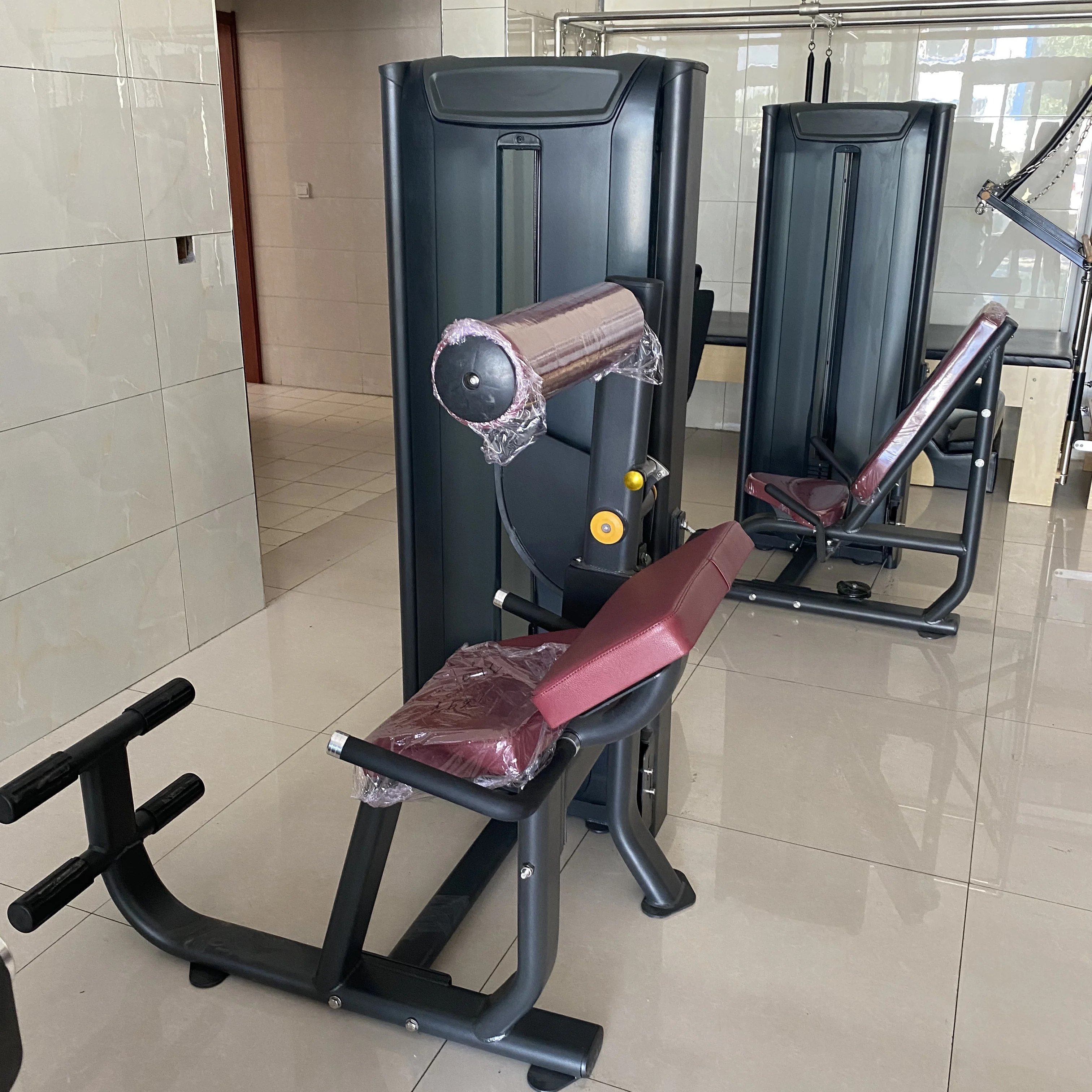 เครื่องออกกำลังกายแบบนั่งสำหรับบริหารกล้ามเนื้อไบเซ็ปส์ในยิมเชิงพาณิชย์