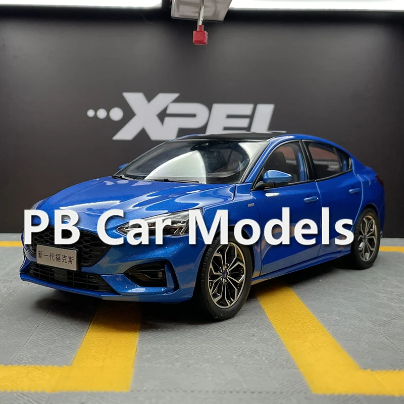 Domestic original car model Focus 2020 1:18 alloy car model+small gift