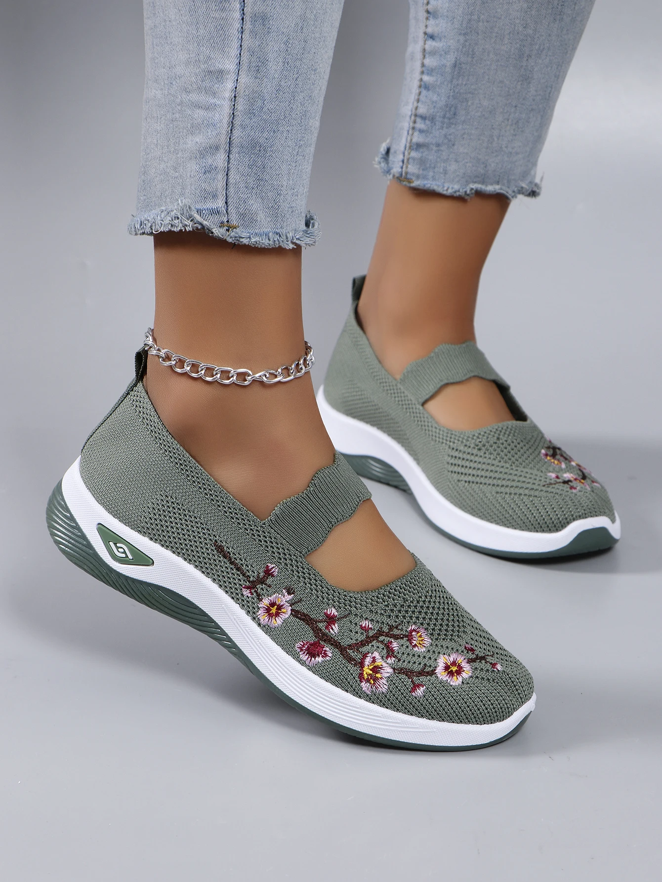 Spring new women\'s sports shoes, fashionable, breathable, lightweight, non-slip, wear-resistant, casual sports shoes, flat shoes