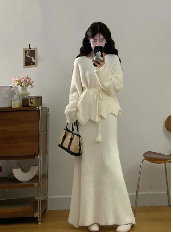 

Комплект для женщин больших размеров: мягкий топ с V-образным вырезом и асимметричным подолом, юбка с высокой талией. Осенне-зимний повседневный корейский свободный крой.