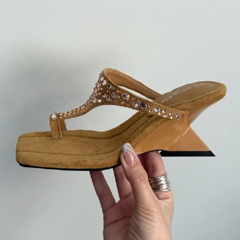 

Роскошные тапочки на танкетке со стразами, женские сексуальные шлепанцы с квадратным носком, элегантные босоножки на каблуке, модельер, брендовые туфли на каблуке