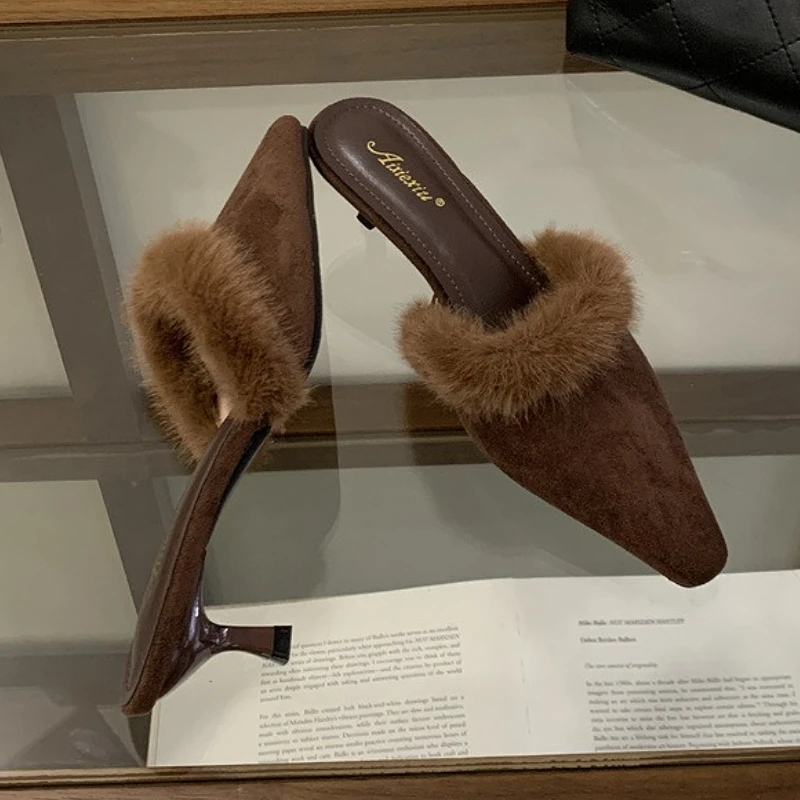 

Осень-зима, пушистые сексуальные сабо с острым носком, женские замшевые шлепанцы, женские модные теплые брендовые дизайнерские тапочки на высоком каблуке, женские