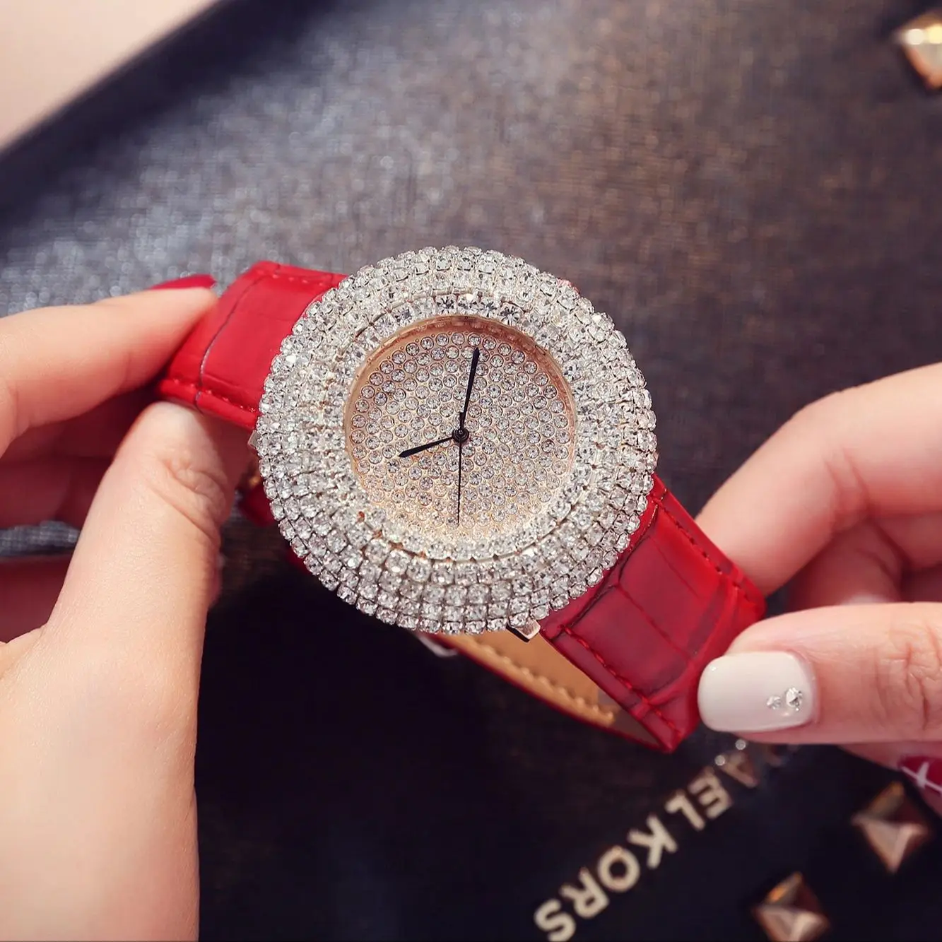 

Роскошные брендовые женские модные часы, очаровательные кварцевые наручные часы, инкрустированные стразами, элегантные деловые часы