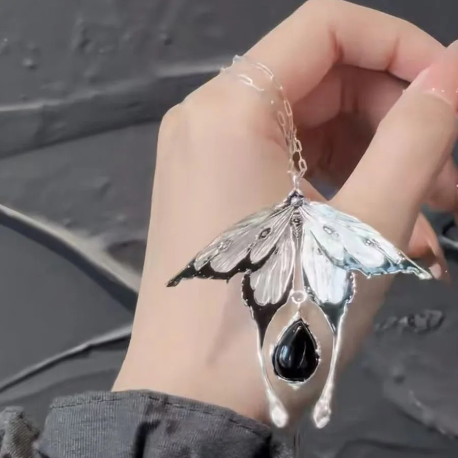 Dark Retro Insect Necklace Neutral Moth Butterfly Enamel Pendant Necklace Y2K Harajuku Style Punk Jewelry Accessories Gifts