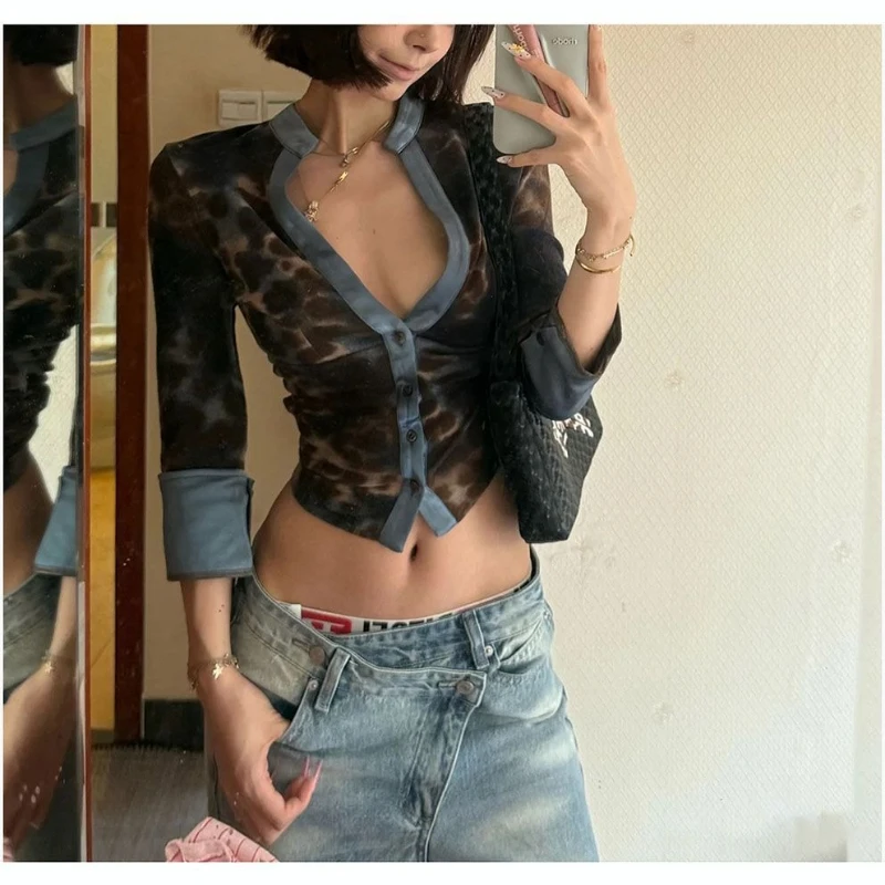 

Американская сексуальная футболка с V-образным вырезом и леопардовым принтом, короткий рукав, пэчворк, облегающий топ на пуговицах, ретро Y2K, для модниц, весна-лето