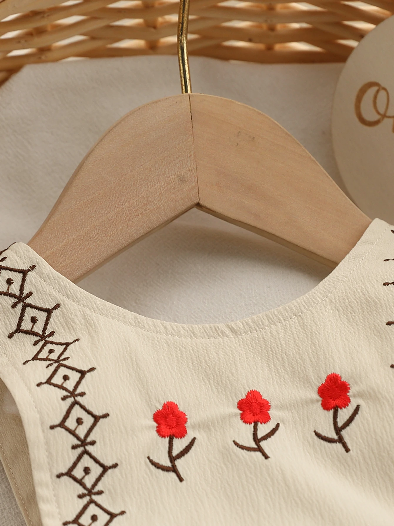 Sommer-Body für Babymädchen, ärmellos, einteilig, aus gewebtem Stoff mit kleiner Blumenstickerei und 3D-Schleifendekor, Träger-Strampler – Detail 4