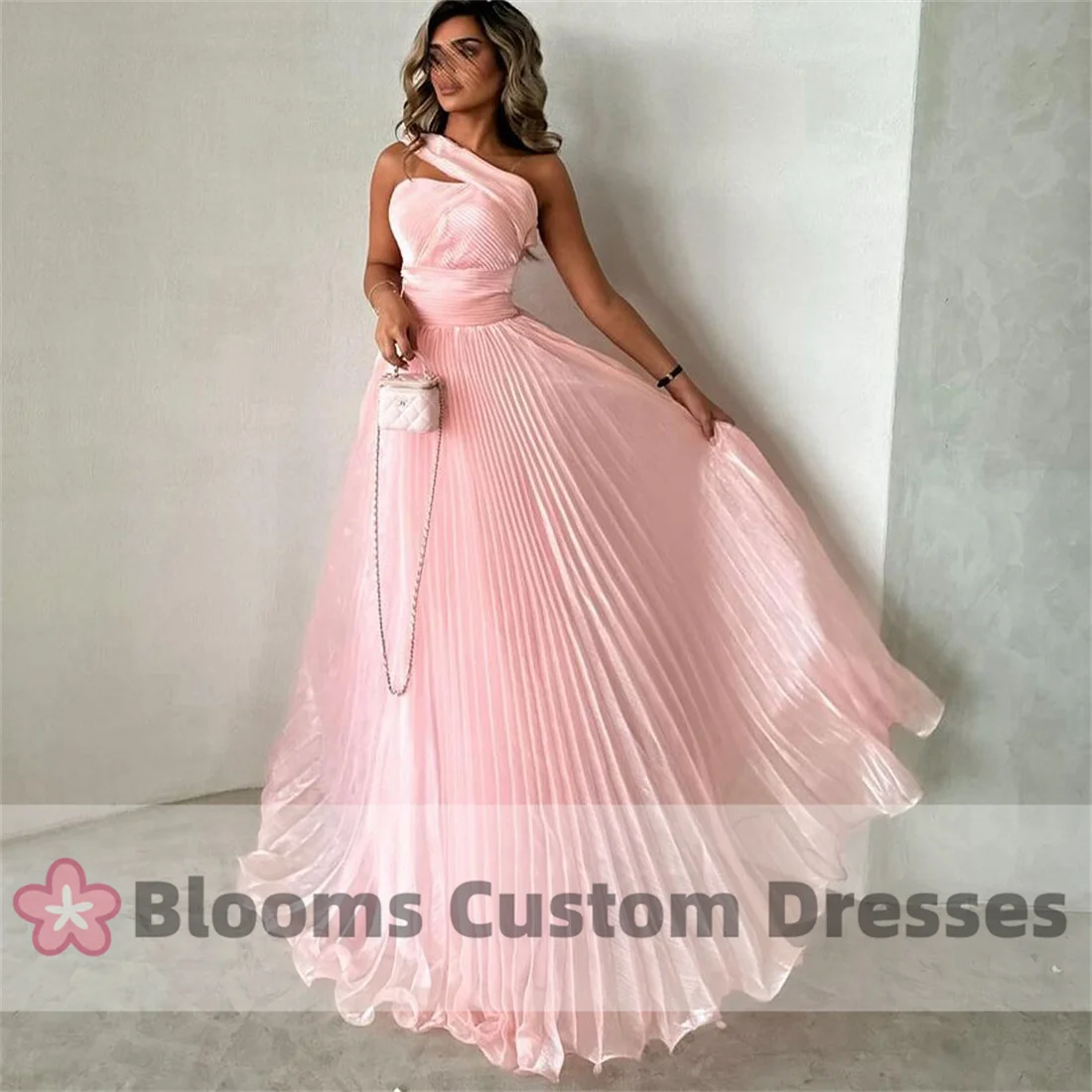 Abiti da sera monospalla dolci in organza rosa lucido personalizzato Abito da ballo formale saudita lungo fino al pavimento Abito da festa a trapezio pieghettato