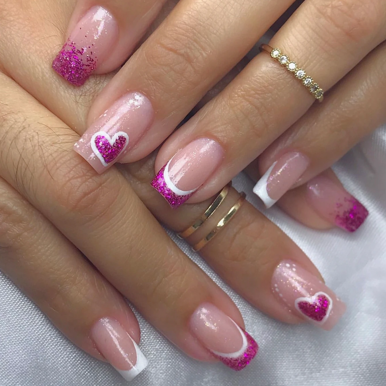 24 Stück kurze quadratische künstliche Nägel mit herzförmigem Design, weiß-rosa französische spitze künstliche Nägel, kurzer Acrylnagel zum Valentinstag