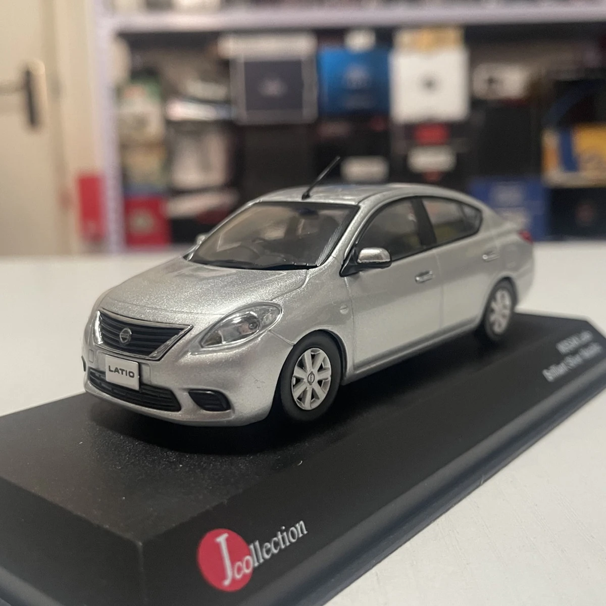 

KYOSHO масштаб 1:43, литой под давлением сплав Nissan Latio Sunny 2012, игрушки, модель автомобиля, классика, ностальгия, подарки для взрослых, сувенир, статический дисплей
