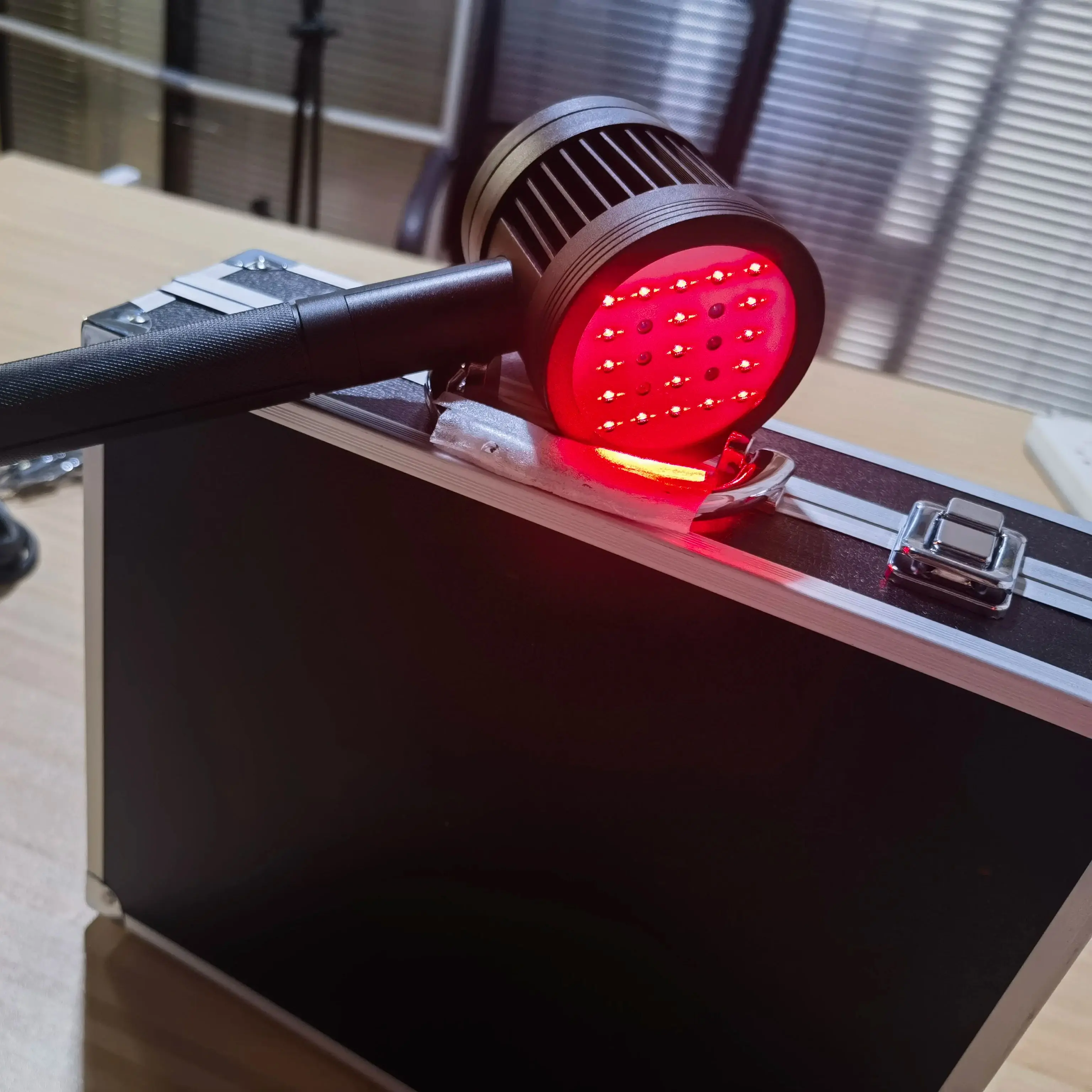 

Двухволновое устройство для холодной лазерной терапии 808 нм 650 нм, 4 настройки мощности, перезаряжаемая, 5200 мАч, профессиональная физиотерапия