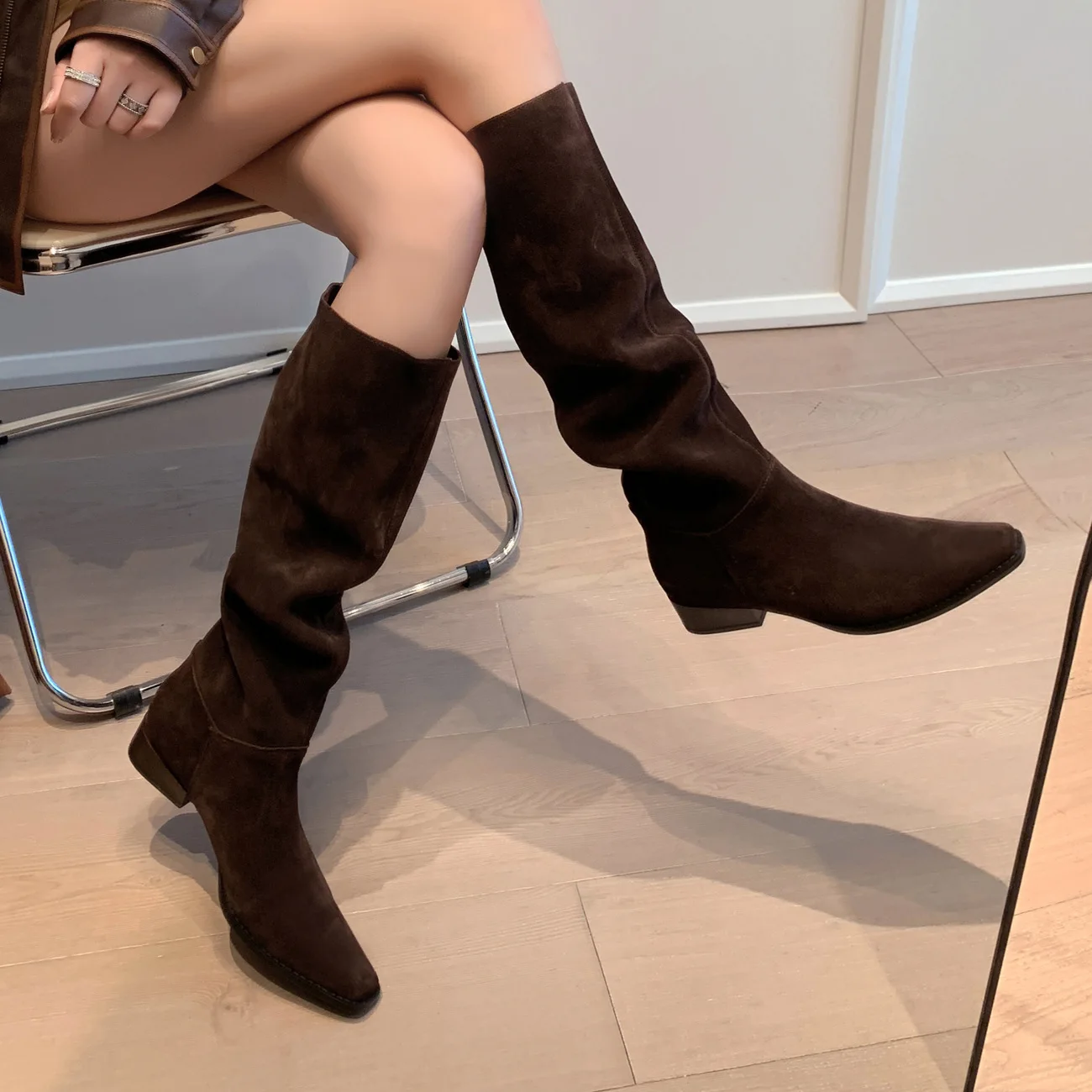 

Arden Furtado 2024 Cow suede Knee high boots Square-head Pleated Slip-on low heels Modern boots Simple style Large size boots