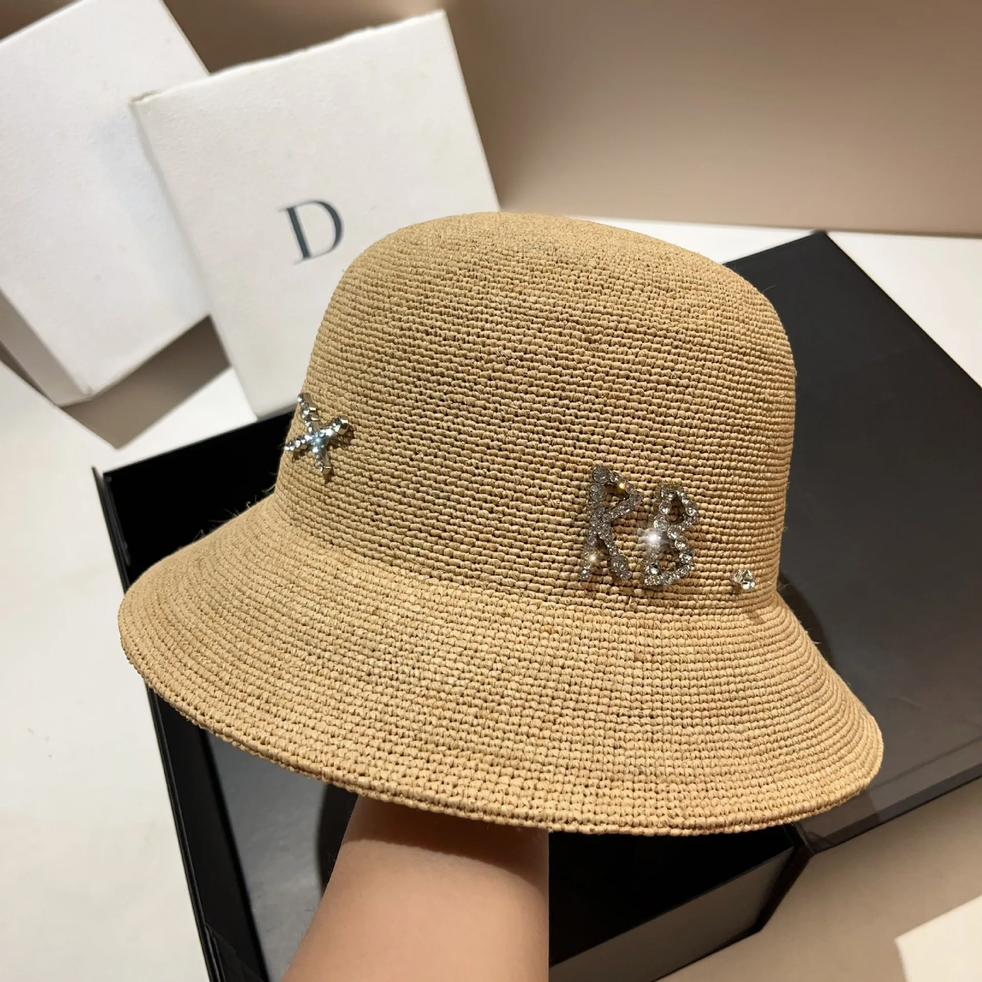 Sommerliche Natur-Raffia-Sonnenhüte für Damen, handgefertigt, gehäkelt, Stroh, Strand, Designer, Leder, Strass, luxuriöser, glänzender Bucket Hat – Detail 11