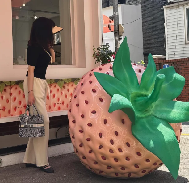 Realistic Big Red  Strawberry Sculpture Resin Crafts Statue for Outdoor Garden Hotel Landscape Decor