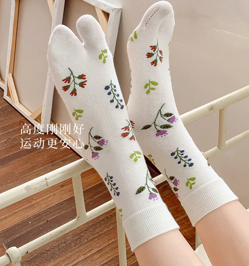 Cute Women's Floral 2 Toe Socks Casual Middle Tube Socks With Separate Toes Soft Cotton Five Fingers Socks Girls Split Toe Socks