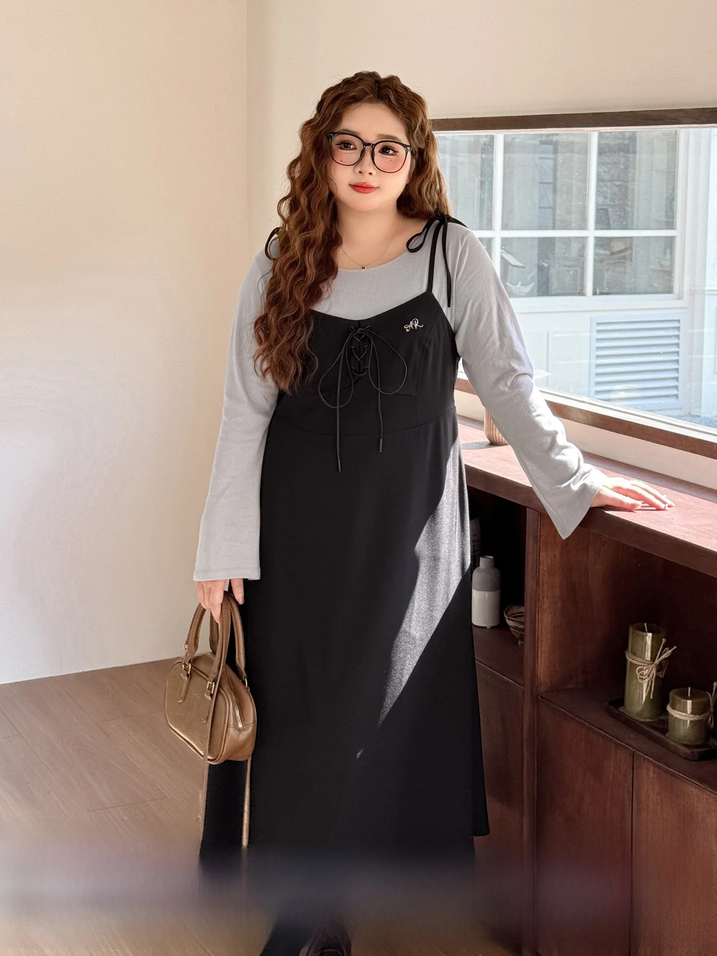 

Комплект женской одежды больших размеров: модный костюм из двух предметов с серебряной этикеткой, длинным рукавом, поясом и юбкой А-силуэта с высокой талией