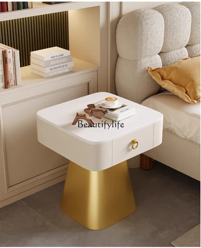 クリーム風フレンチベッドサイドテーブル寝室ベッドサイド収納収納キャビネット小さなアパート家庭用収納サイド少数