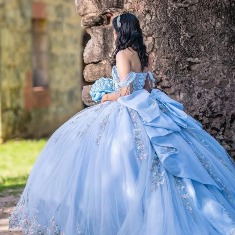 Abiti Quinceanera blu cielo personalizzati con spalle scoperte applique fiore 3D pizzo coda lunga fiocco grande Vestido 15 Quinceanera
