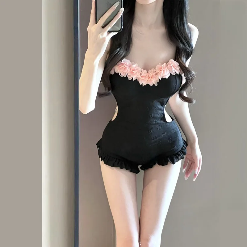 Minsu ชุดว่ายน้ําสตรี 2025 ใหม่ High-End One Piece Conservative Hot Spring สีดําสไตล์วันหยุดหน้าอกเล็กรวบรวม slimming Sw