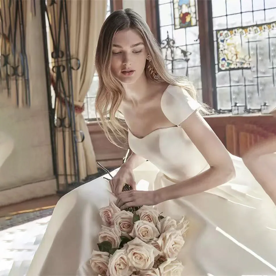 Robes De mariée personnalisées en Satin, col carré, manches courtes, boutons, avec traîne Court, pour femmes, 2025