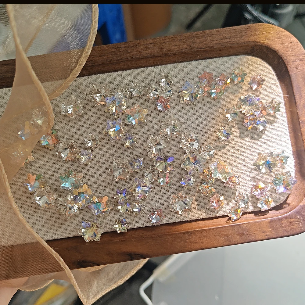 50 Uds Aurora ilusión copos de nieve circón Nail Art Charms 8-12mm parte inferior puntiaguda copos de nieve transparentes gemas de uñas de diamante para decoración de invierno