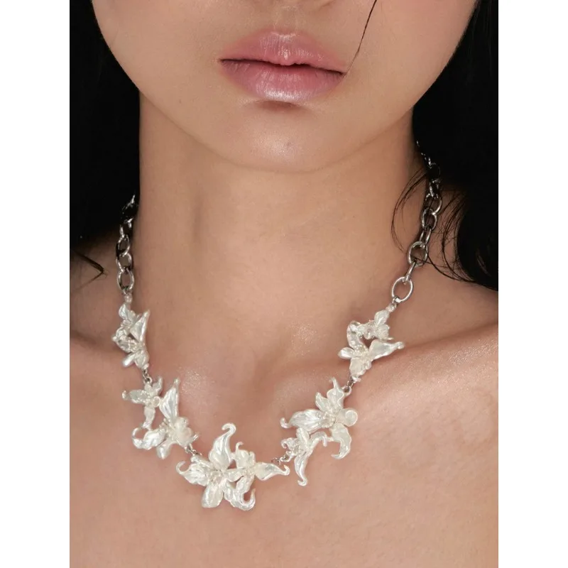 

Оригинальное колье с цветком вишни Pure White, серия Pale Telling, черно-белые цветочные цепочки на ключицу Dark Collarbone Chains