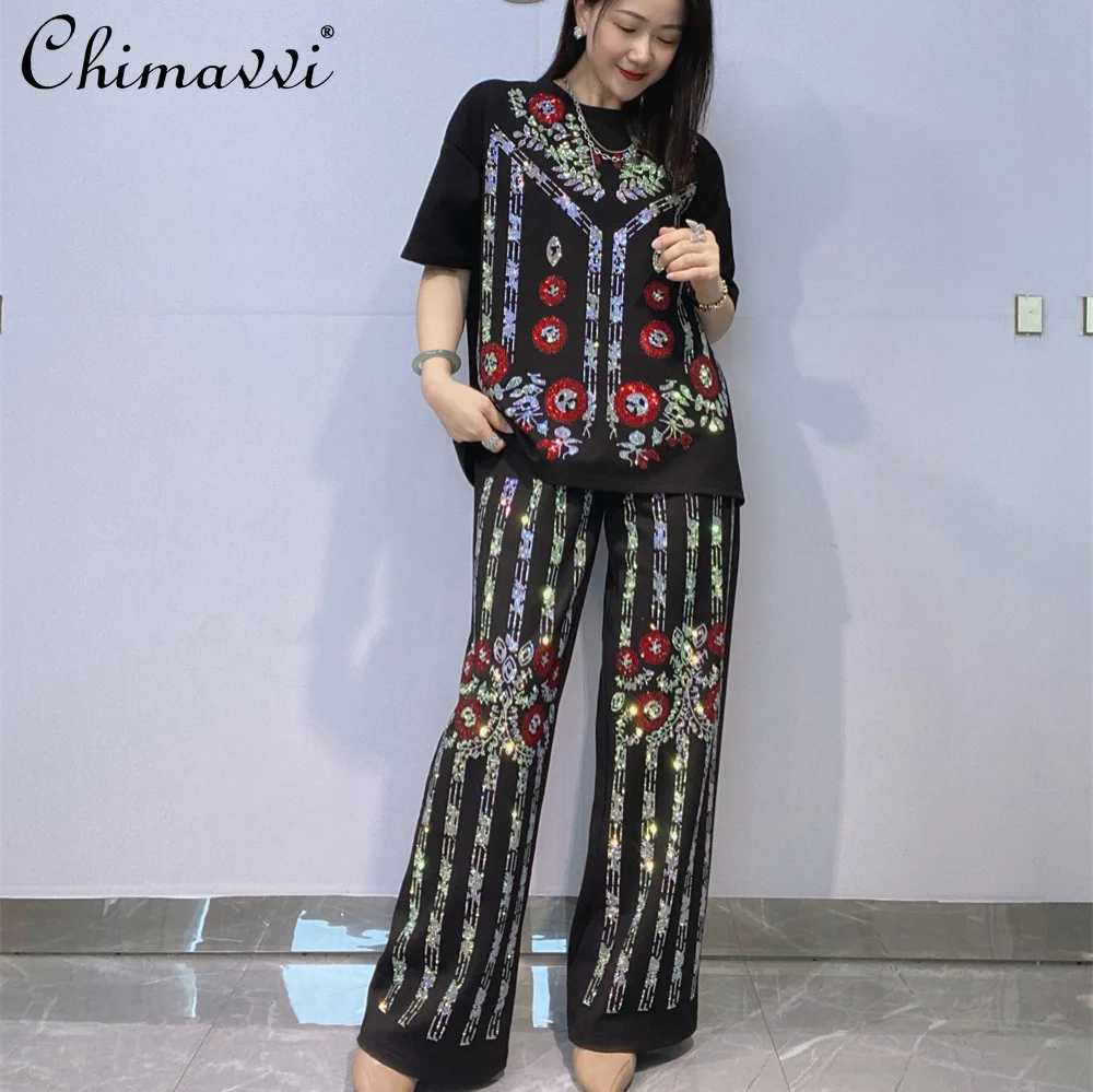 

Элитный модный комплект для женщин: новинка лета 2026 – футболка с коротким рукавом, расшитая стразами, и широкие брюки. Уличный стиль, комплект из двух предметов.