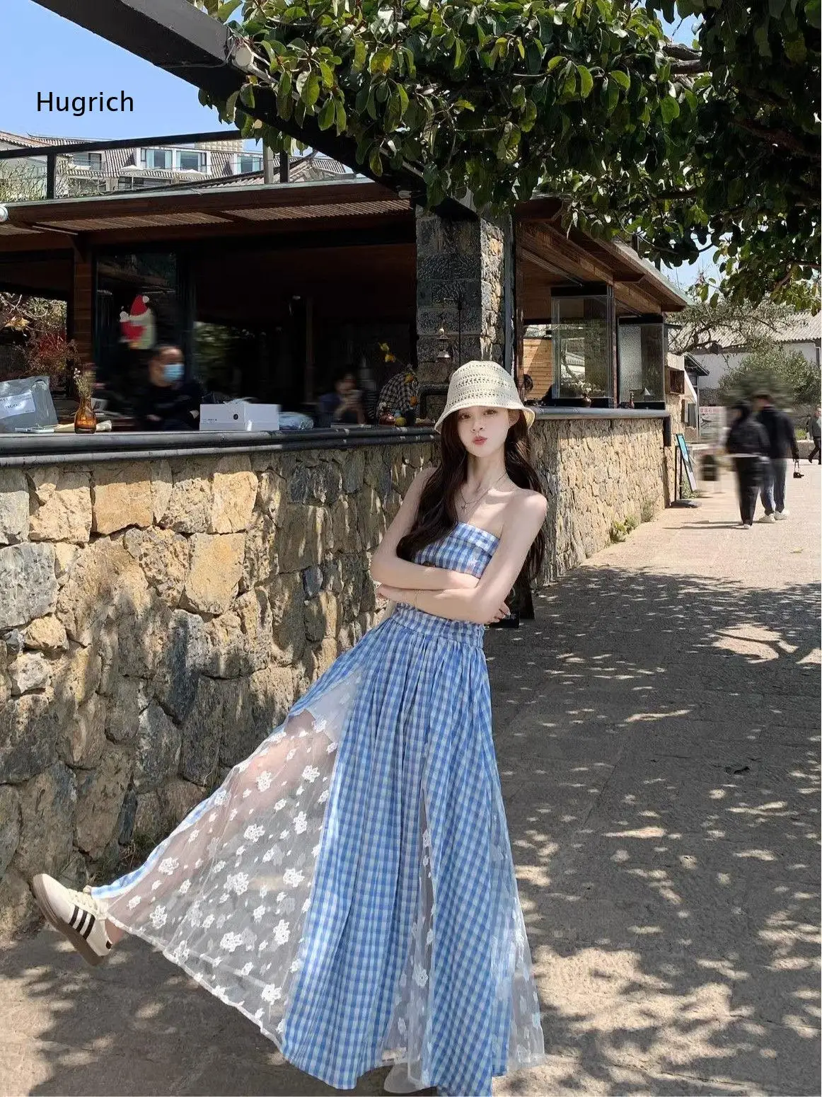 Vestido largo sin mangas con tirantes finos y estampado a cuadros para mujer, vestido maxi con corte en A decorado con tela de malla floral para un look de viaje a la playa.