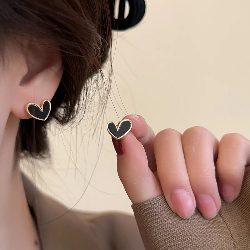 2024 Simple Small Black Heart Stud Earrings For Women Cute Girls Korean Style Love Earring Birthday Party Jewelry Wholesale