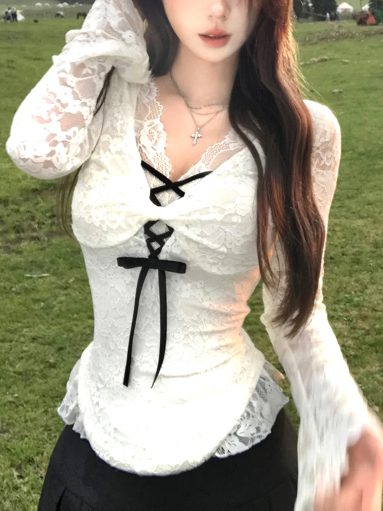 

Pure Desire Spicy Girl Lace Patchwork Long Sve T-irt Women's Autumn 2025 New Waist Cinching Slim V-Ne Base ort Top